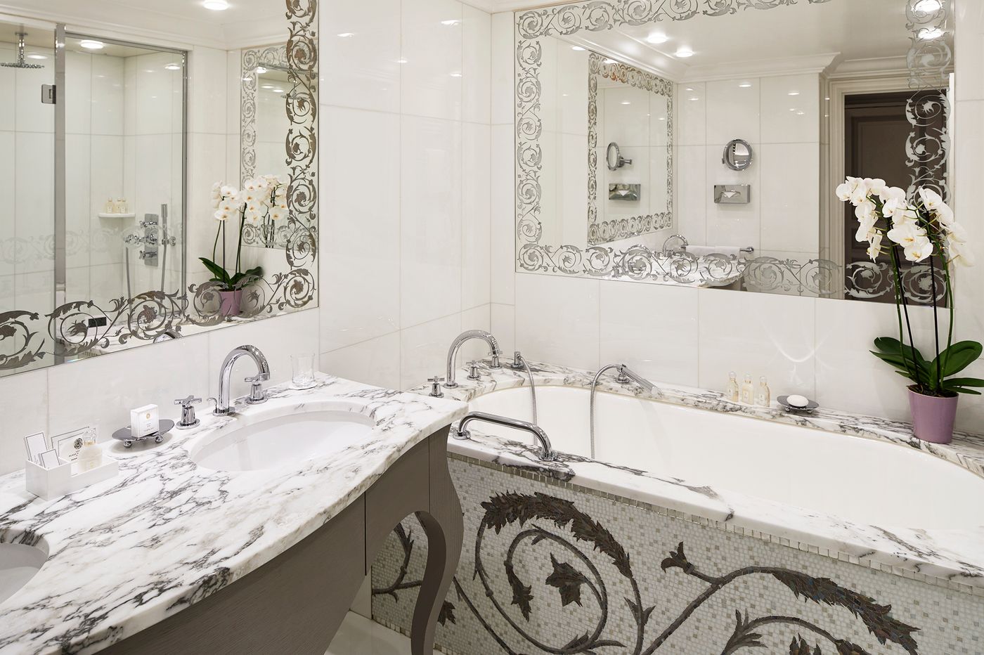 Hotel Plaza Athenee - France - Paris - Room - 9