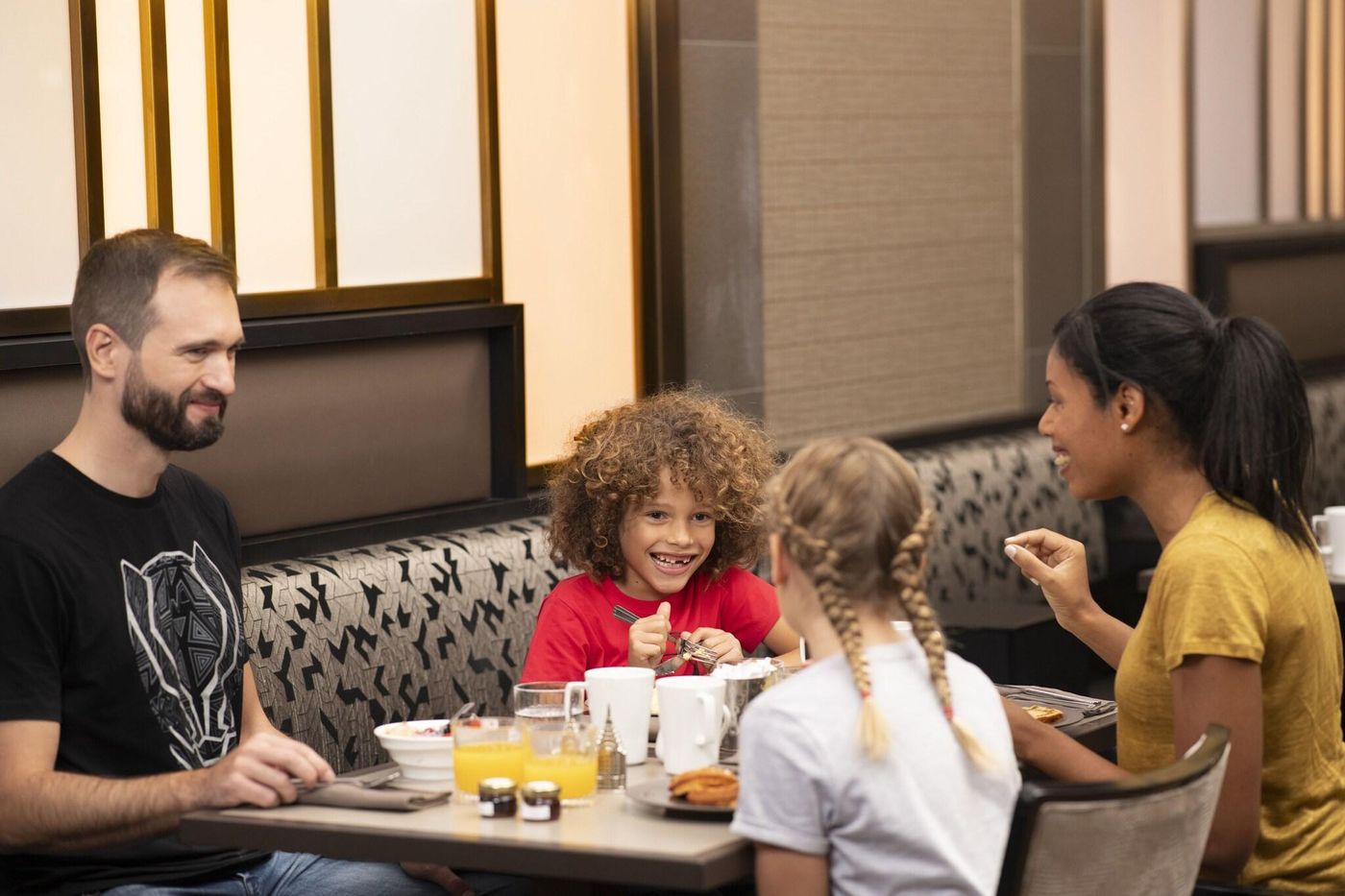 Disney-s-Hotel-New-York-Restaurant-15