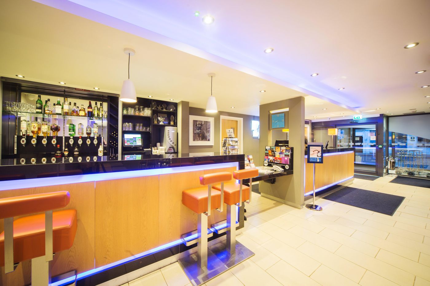 Holiday Inn Express Edinburgh Royal Mile - United Kingdom - EDINBURGH - Bar - 5