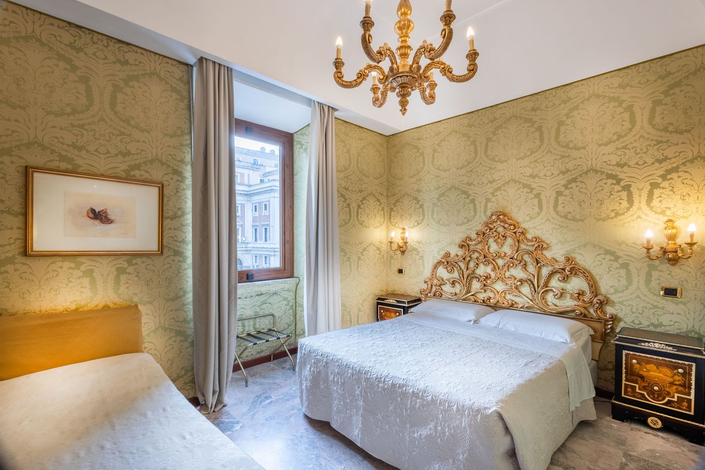 Des-Epoques-Hotel-Room-2