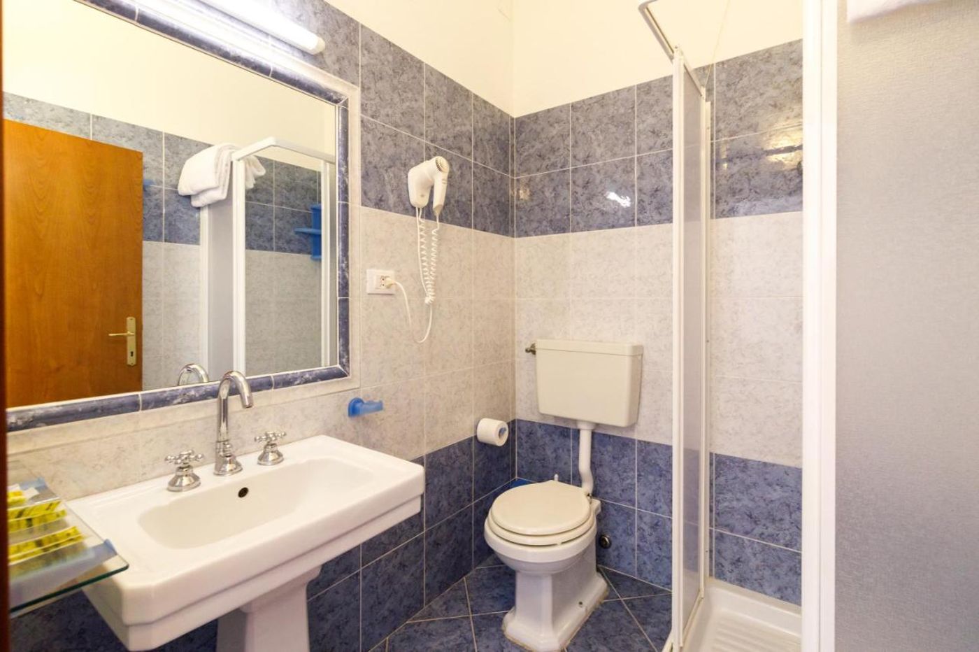 Agriturismo-Villa-Godenano-Pool-Relax-Room-11