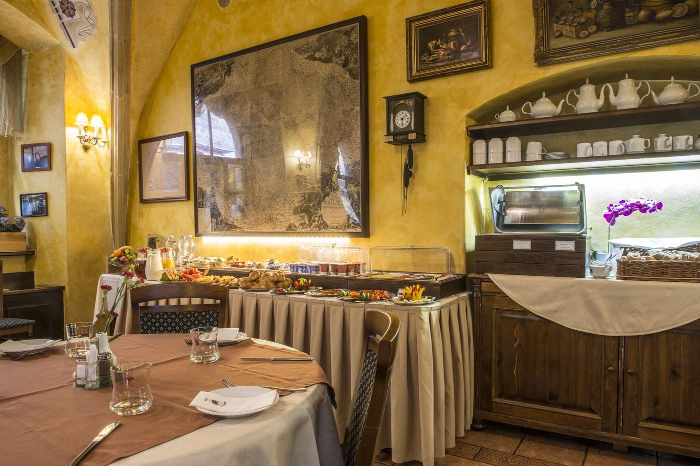 Cerny-Slon-Restaurant-29