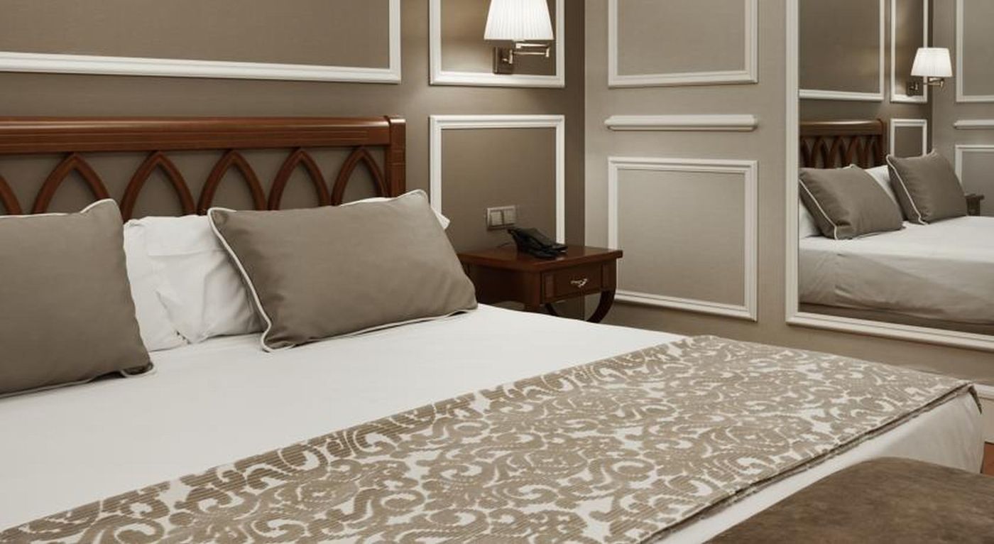 Catalonia-las-Cortes-Room-39