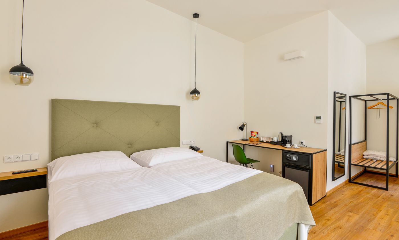 Hotel-Garden-Court-Room-22