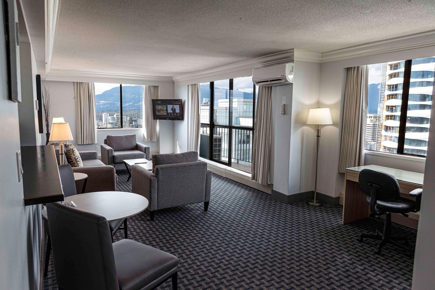 Century-Plaza-Hotel---Spa-Vancouver-Room-43
