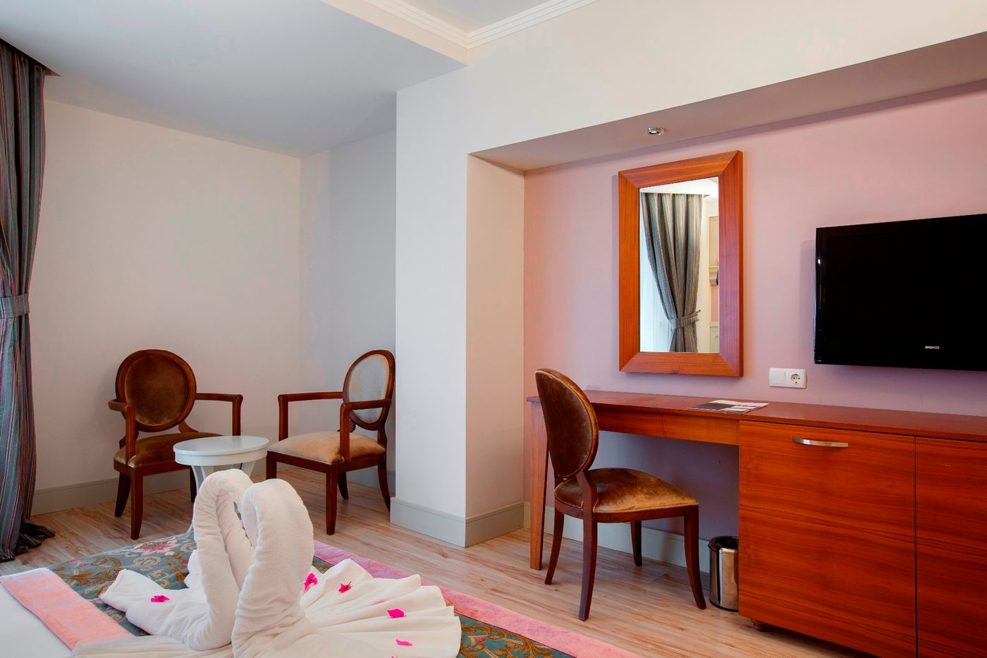 Side-Crown-Serenity-Room-24