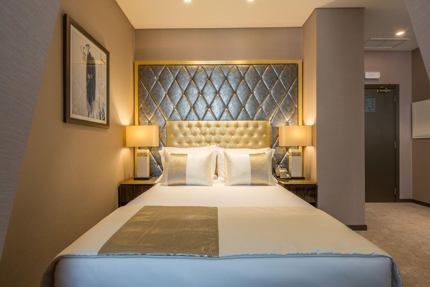 Meraprime-Gold-Design-Hotel-Room-22