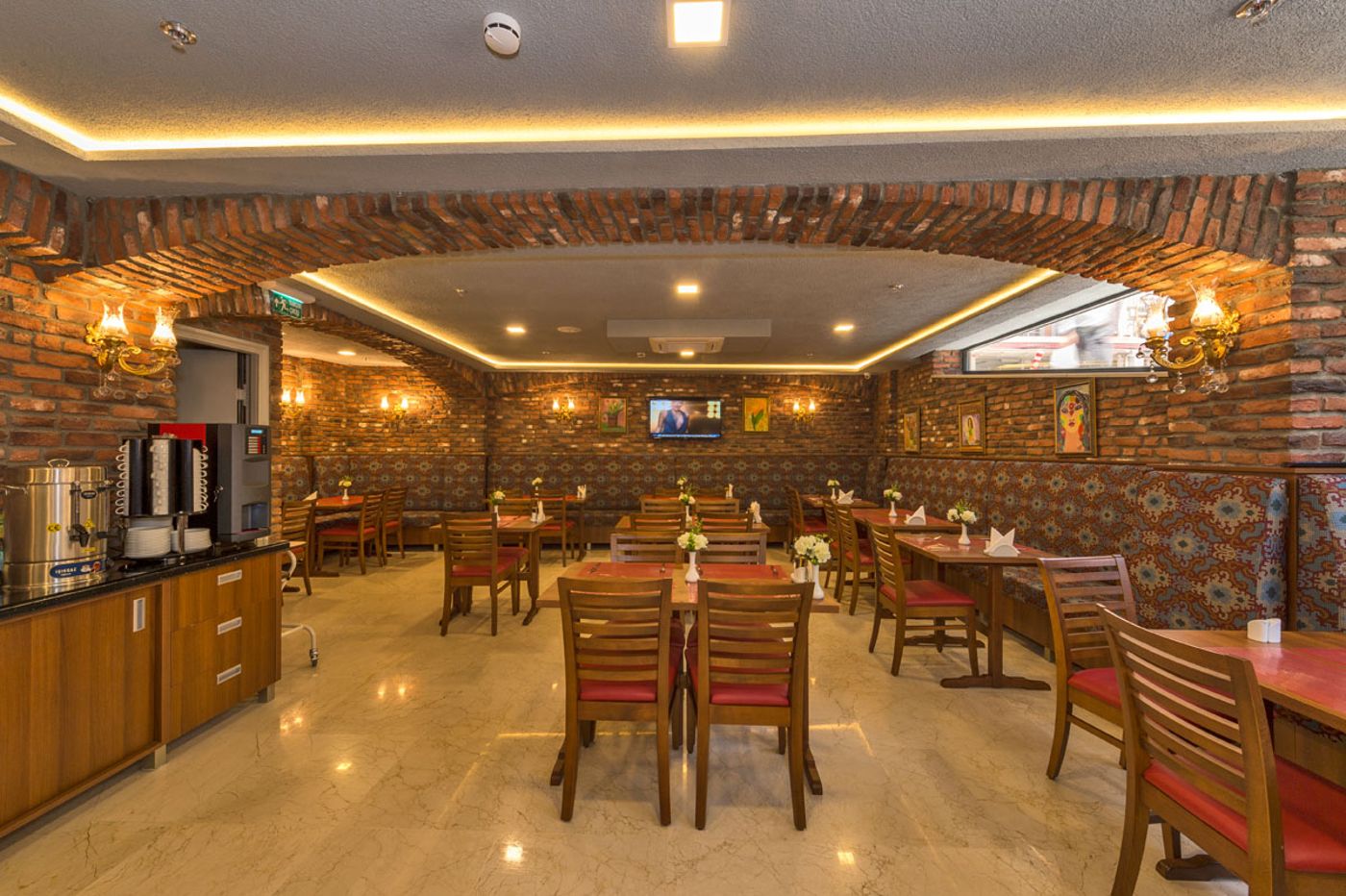 Aprilis-Gold-Hotel-Restaurant-9