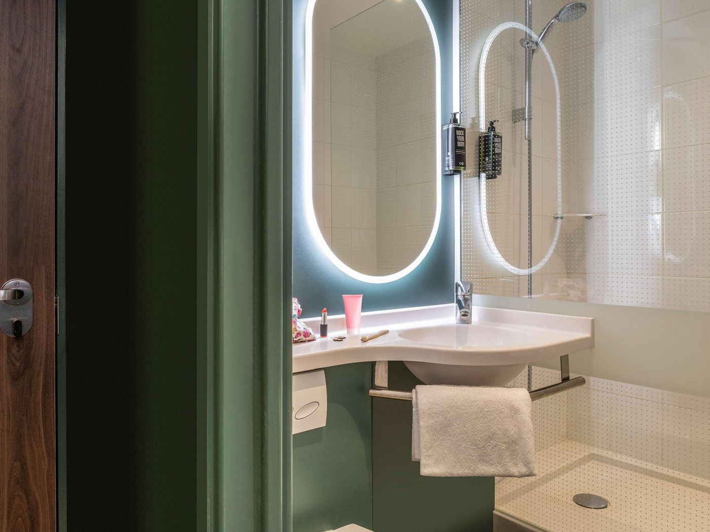 Ibis-Paris-Maine-Montparnasse-14th-Hotel-Room-28