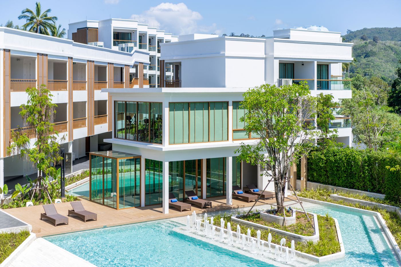 Bella-Nara-Phuket-Naiyang-Beach-Sports-and-Entertainment-6