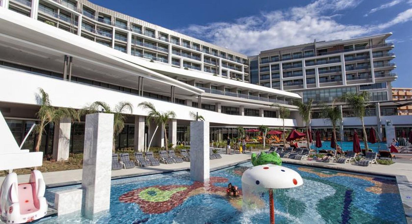 The-Sense-De-Luxe-Hotel-Pool-1