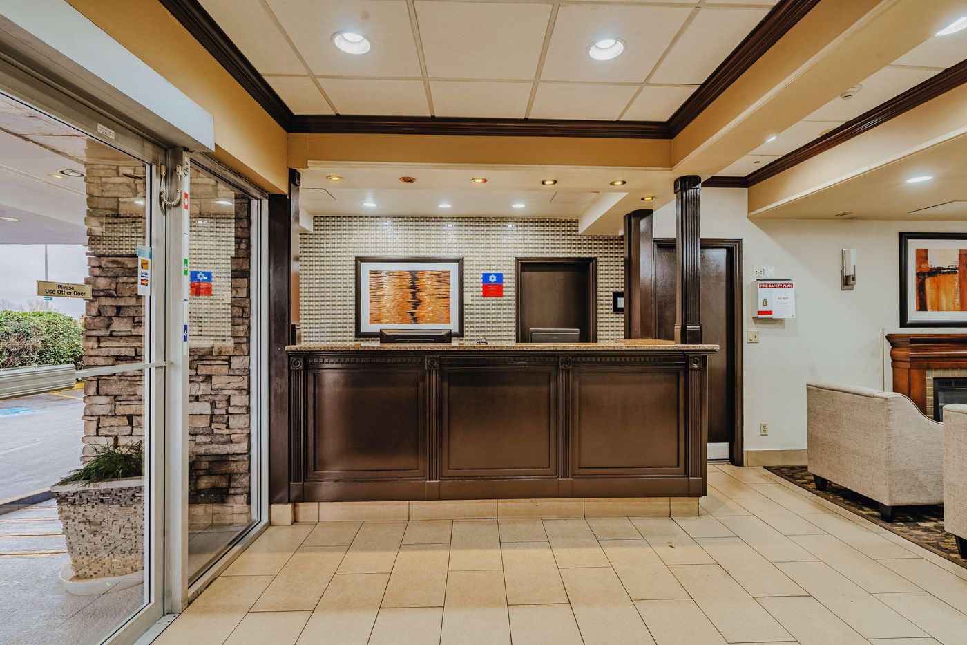SureStay-Plus-Hotel-by-Best-Western-Coquitlam-Lobby-12