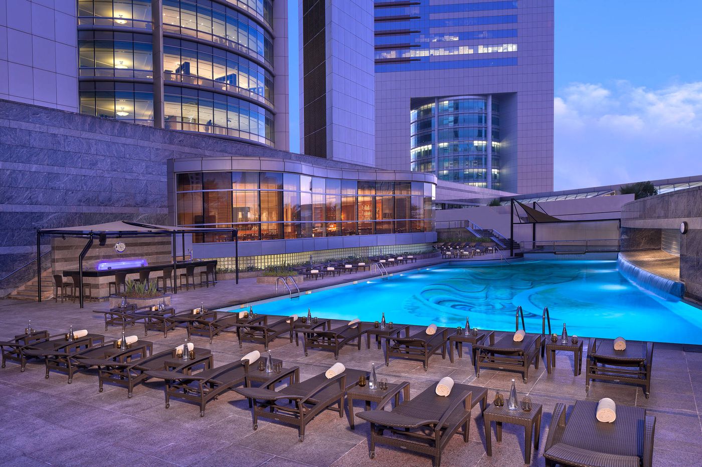 Jumeirah-Emirates-Towers-Pool-3