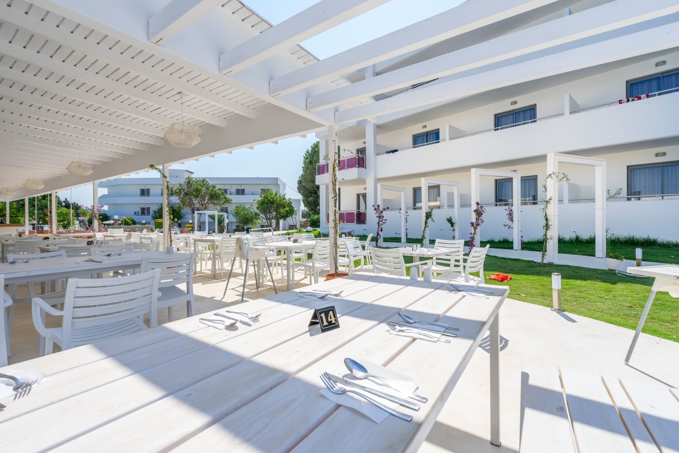 Stamos-Hotel-Restaurant-11