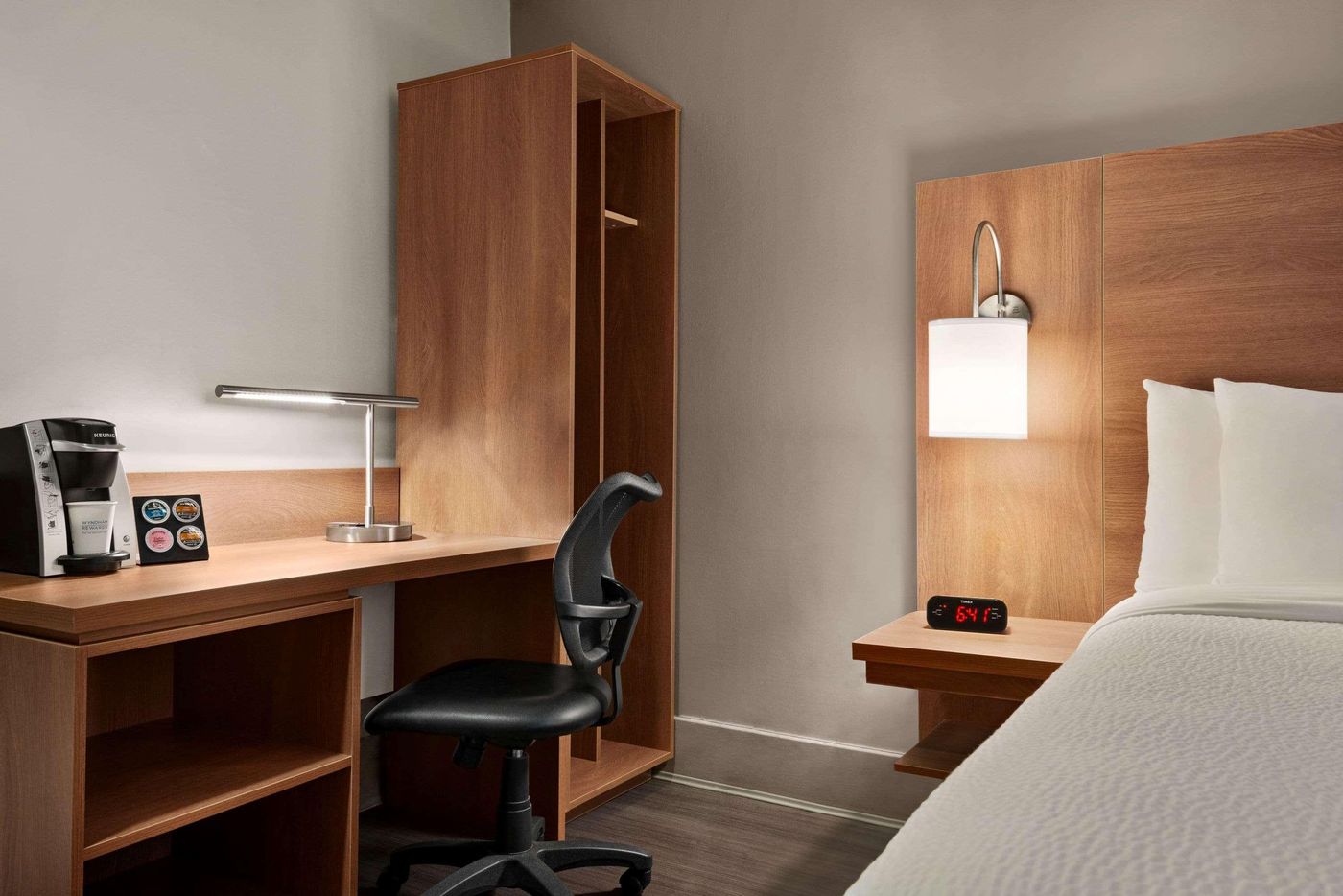 Days-Inn-by-Wyndham-Vancouver-Downtown-Room-17