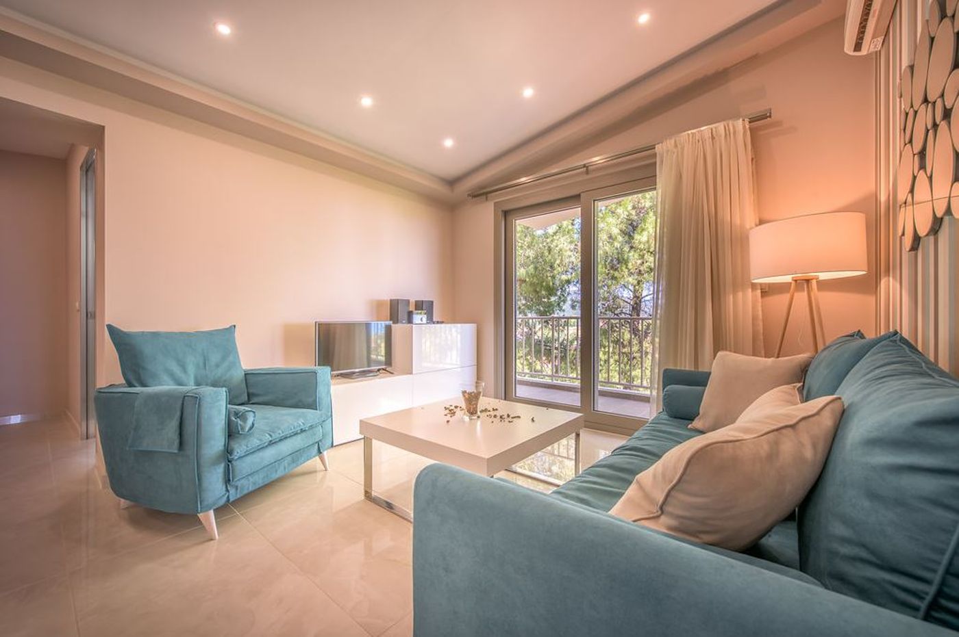 Koukounaria Hotel & Suites