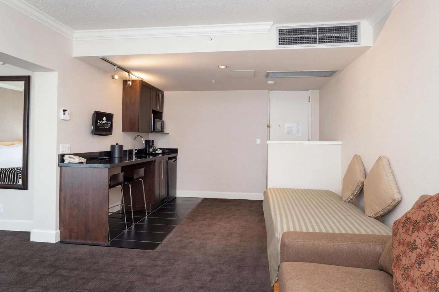 Sandman-Signature-Hotel---Resort-Vancouver-Airport-Room-11