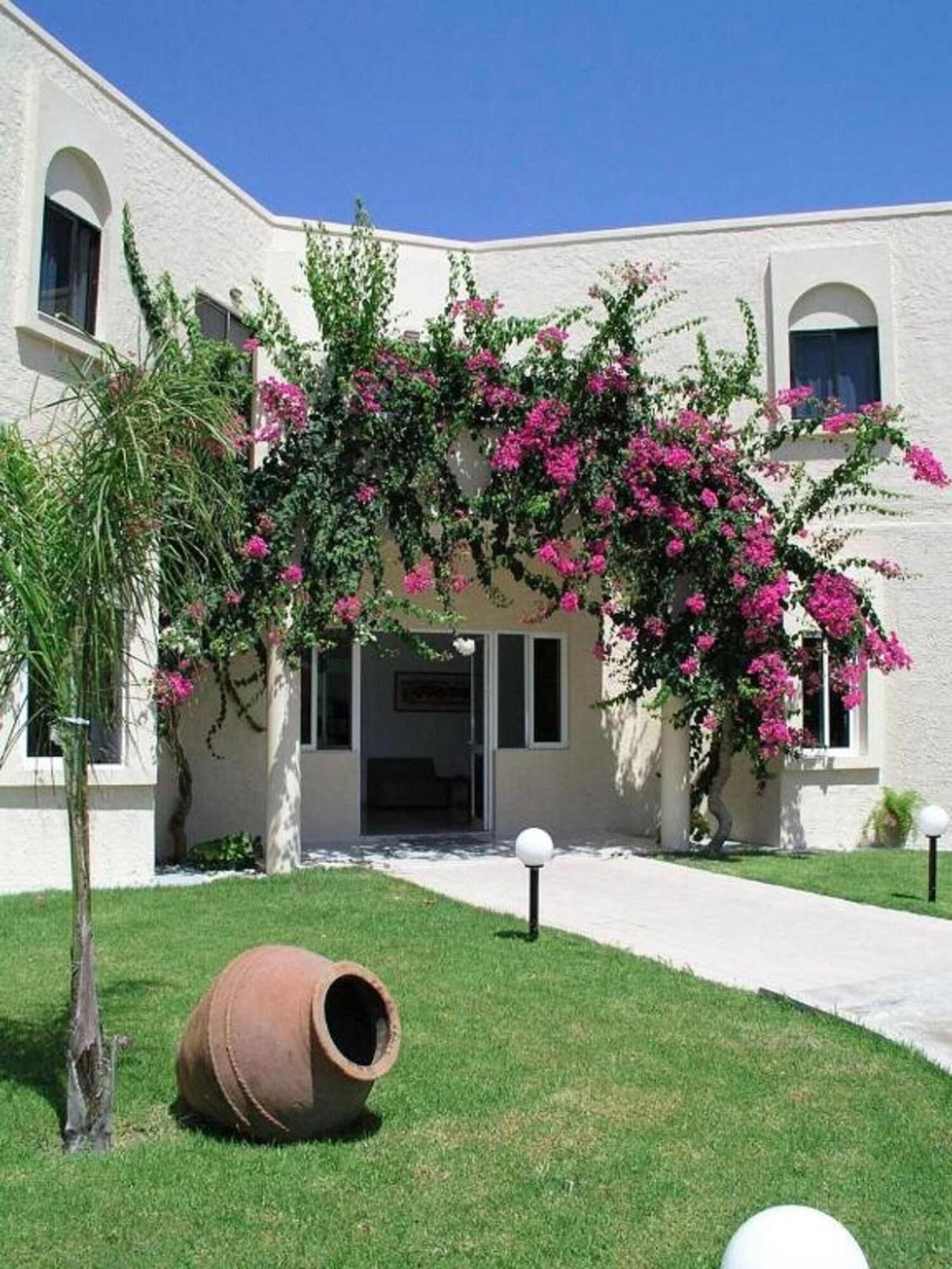 Summerland-Hotel-and-Bungalows-General-view-9