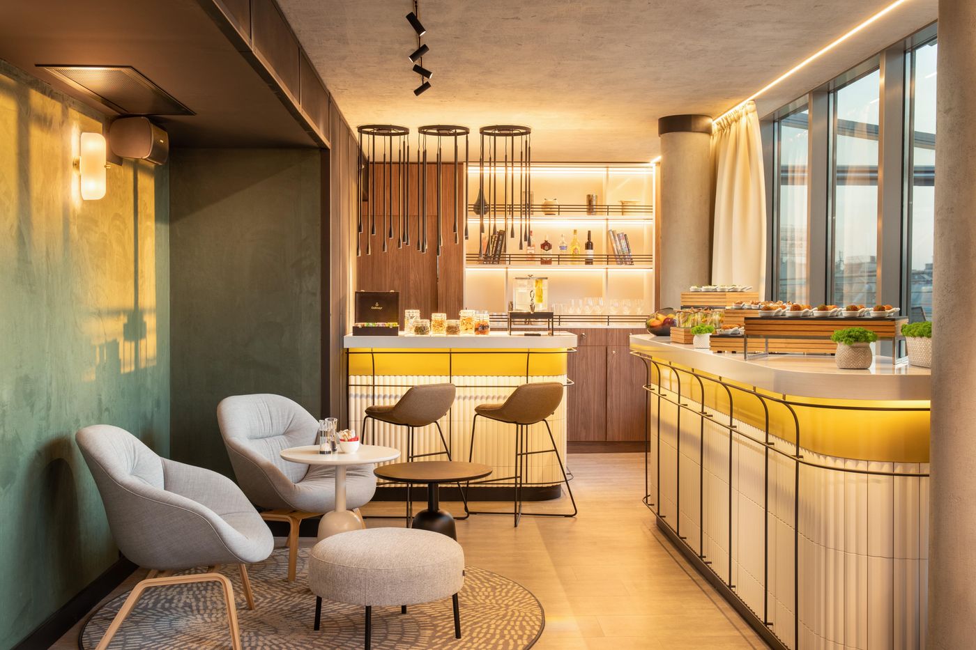 Crowne-Plaza-Budapest-Lobby-21