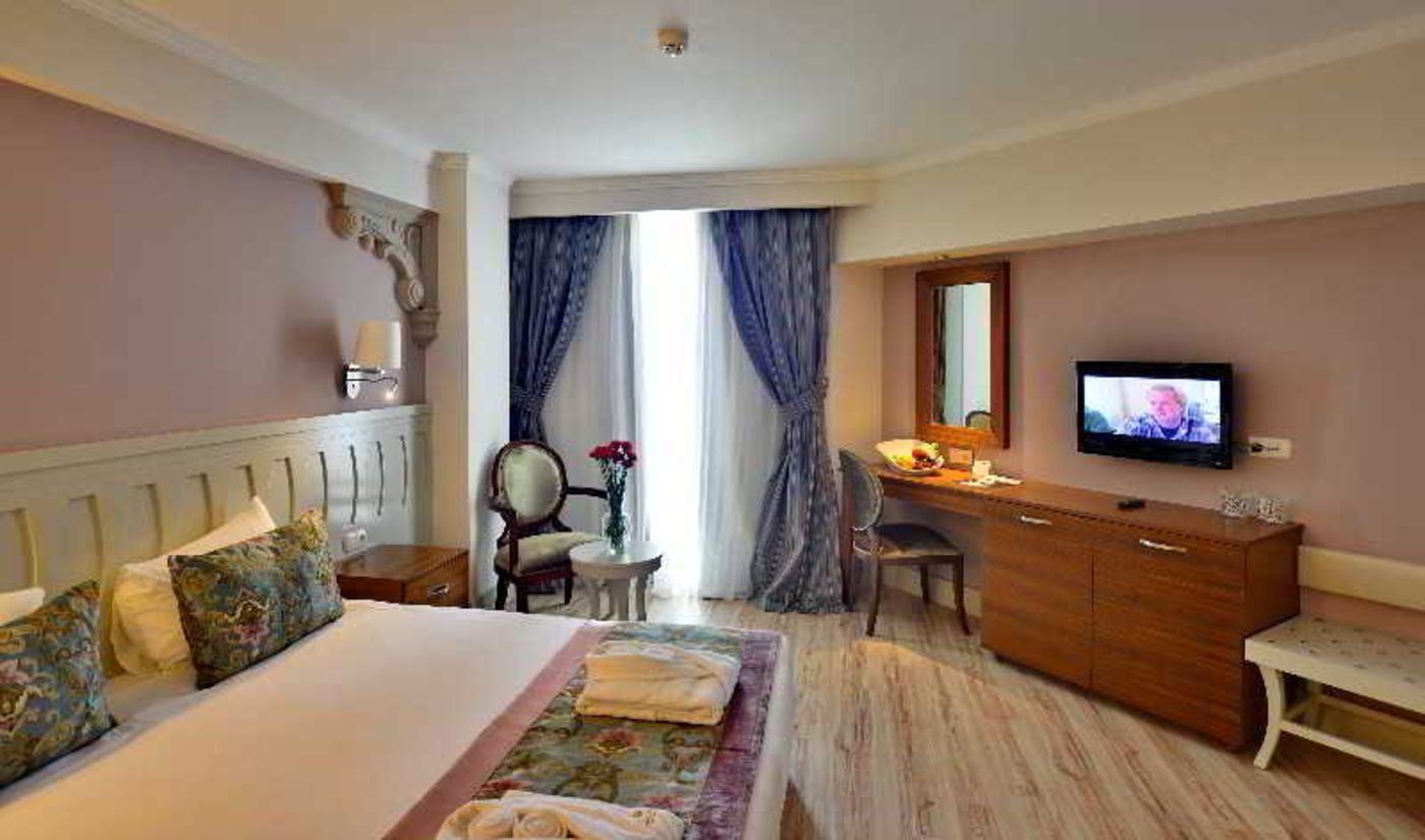 Side-Crown-Serenity-Room-25