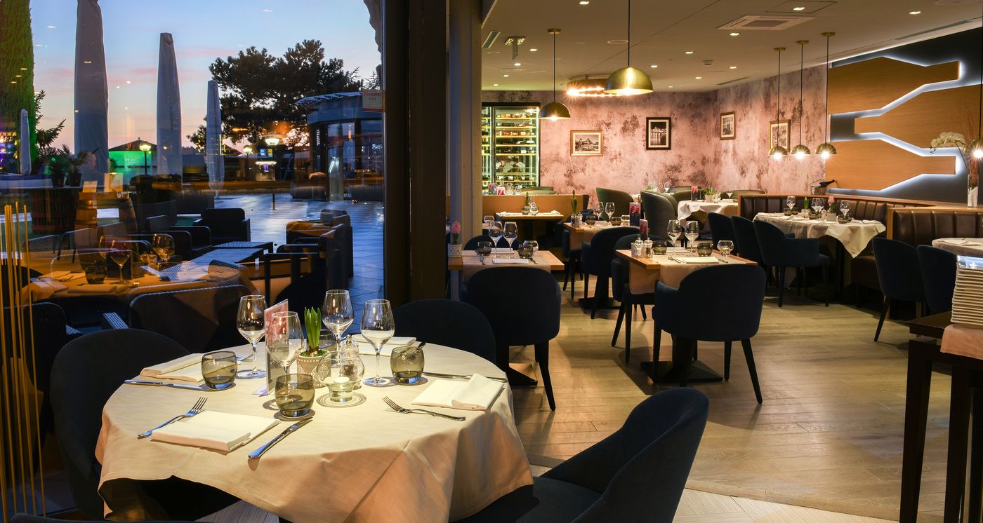 Hotel-Everness--Signature-Collection-Restaurant-30