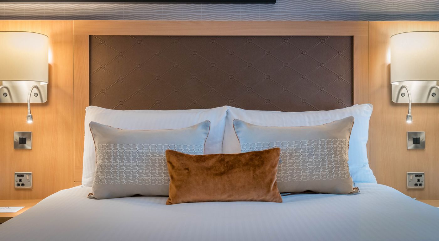 Clayton-Hotel-Cardiff-Lane-Room-7