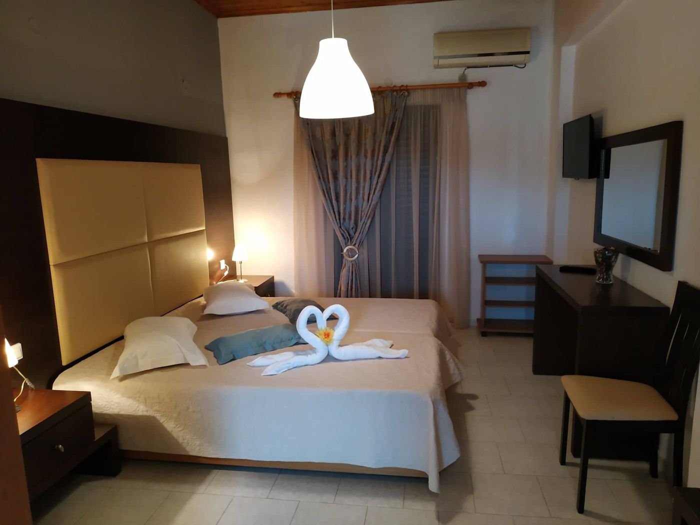 Eleni-s-Garden-Room-18