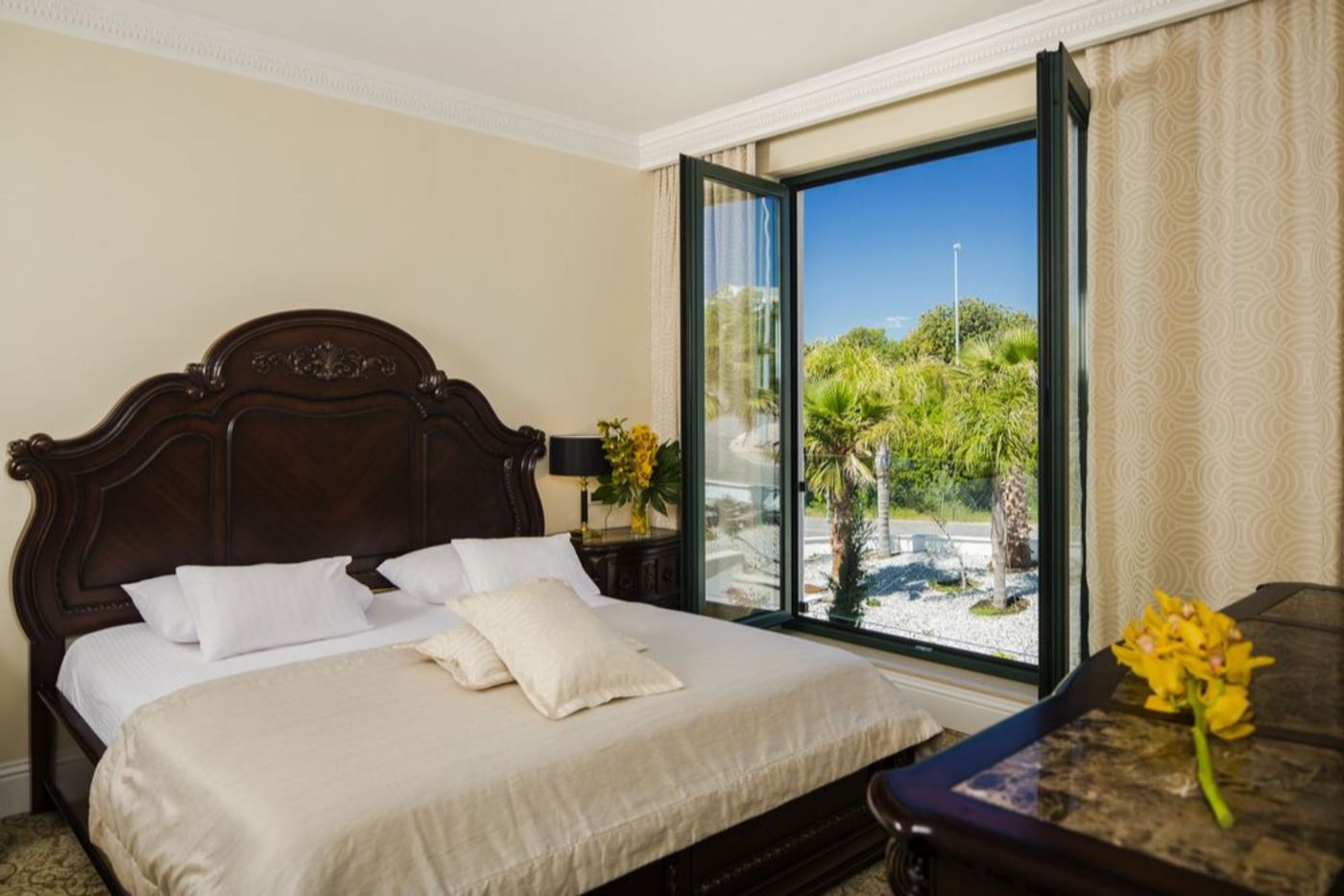 Royal-Princess-Room-12