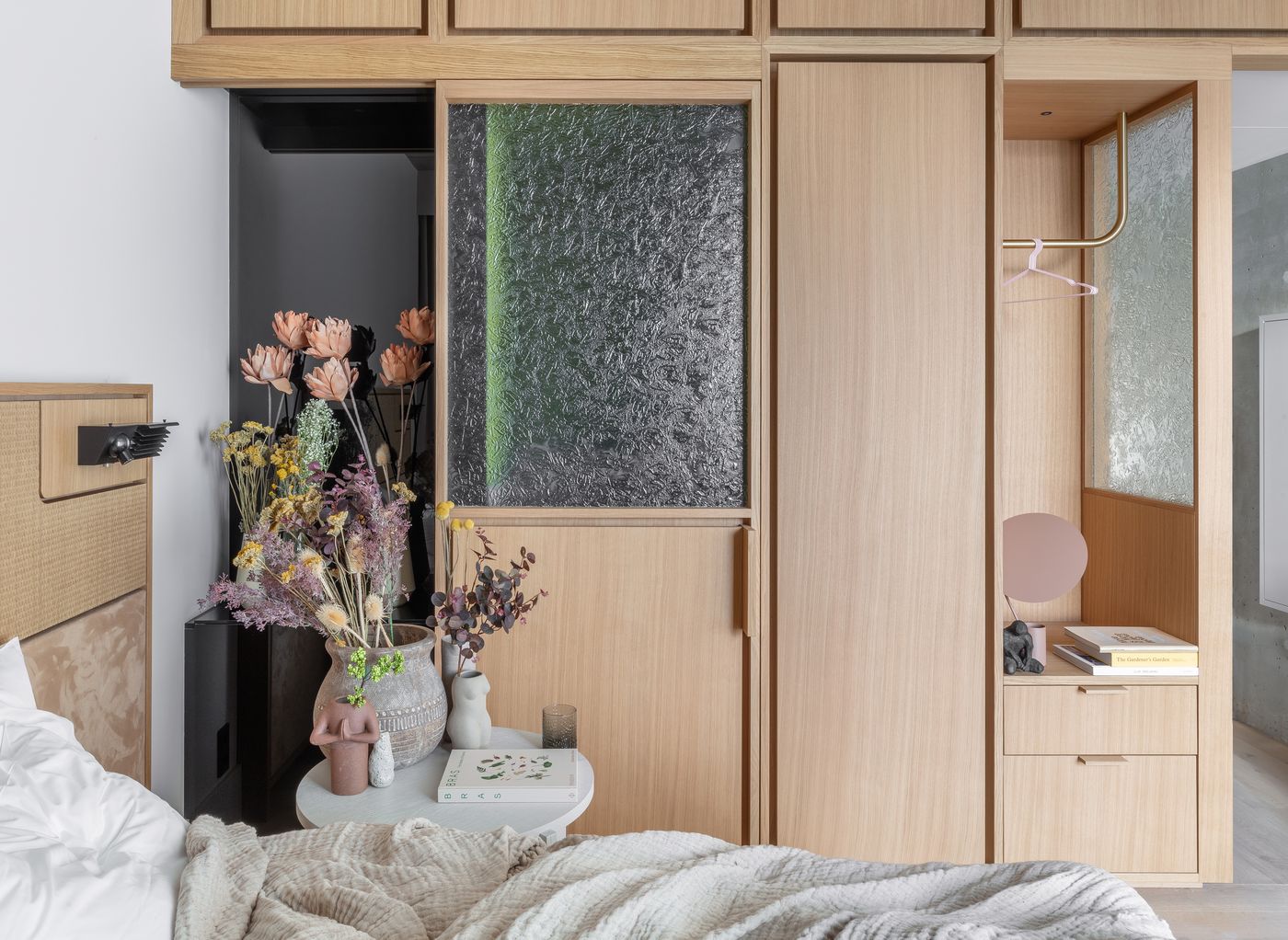 Locke-at-East-Side-Gallery--Friedrichshain-Room-17