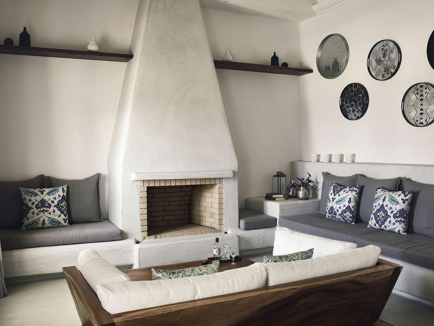 Santo-Maris-Oia--Luxury-Suites---Spa-Room-76