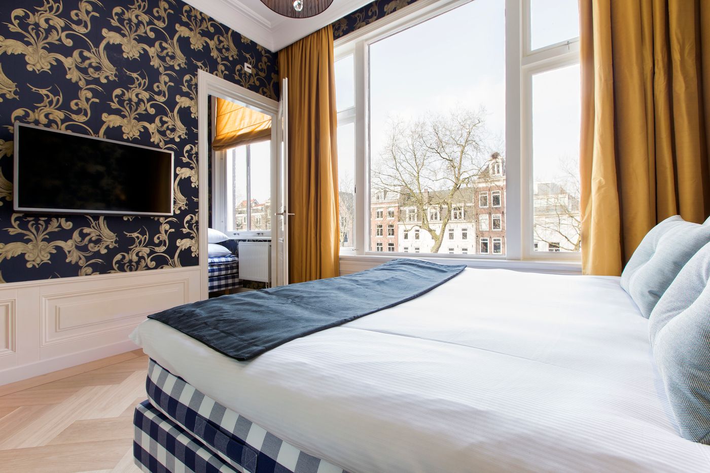 Amsterdam-Canal-Hotel-Room-5