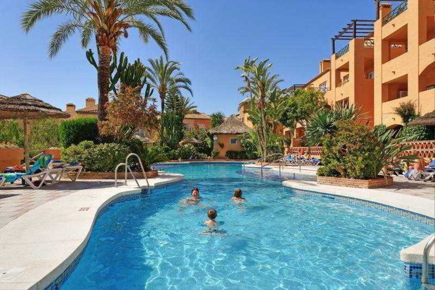 Muthu-Grangefield-Oasis-Pool-4