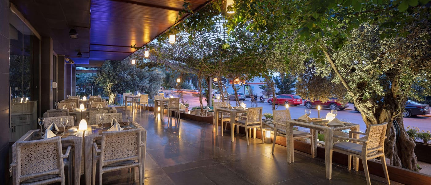DoubleTree-by-Hilton-Kusadasi-Restaurant-11