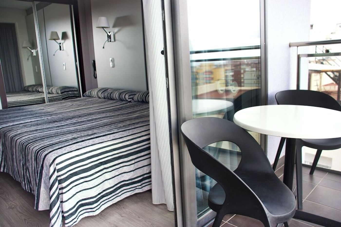 Summer Hotel - 8E3AA0E7AD014E2908D8C10D2DD2ACC4F8E9BCD5