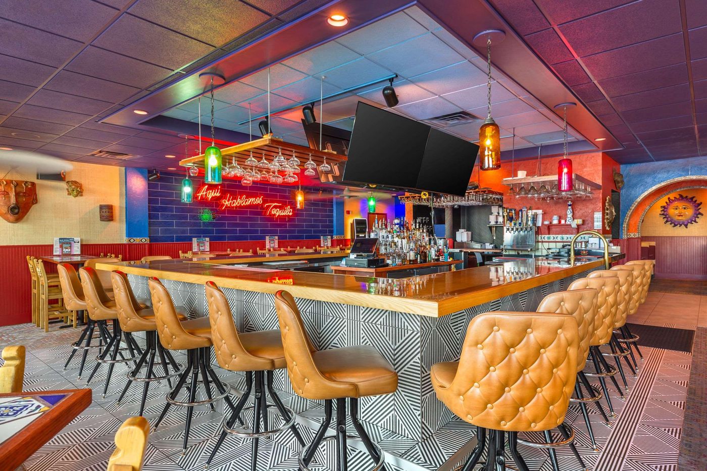 Comfort-Inn---Suites-Logan-Airport-Bar-19