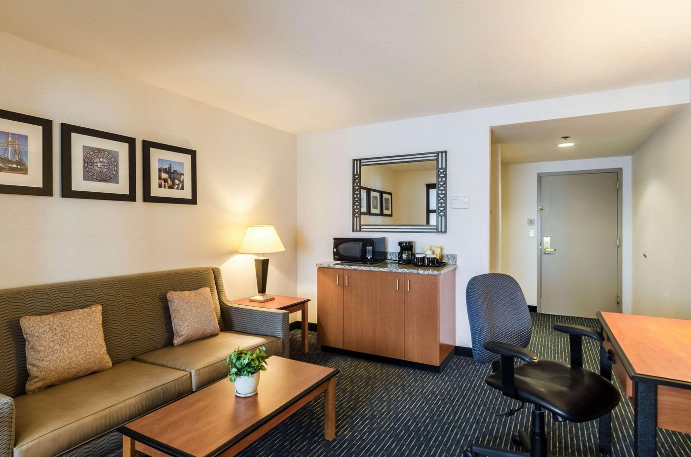 Comfort-Inn---Suites-Logan-Airport-Room-37