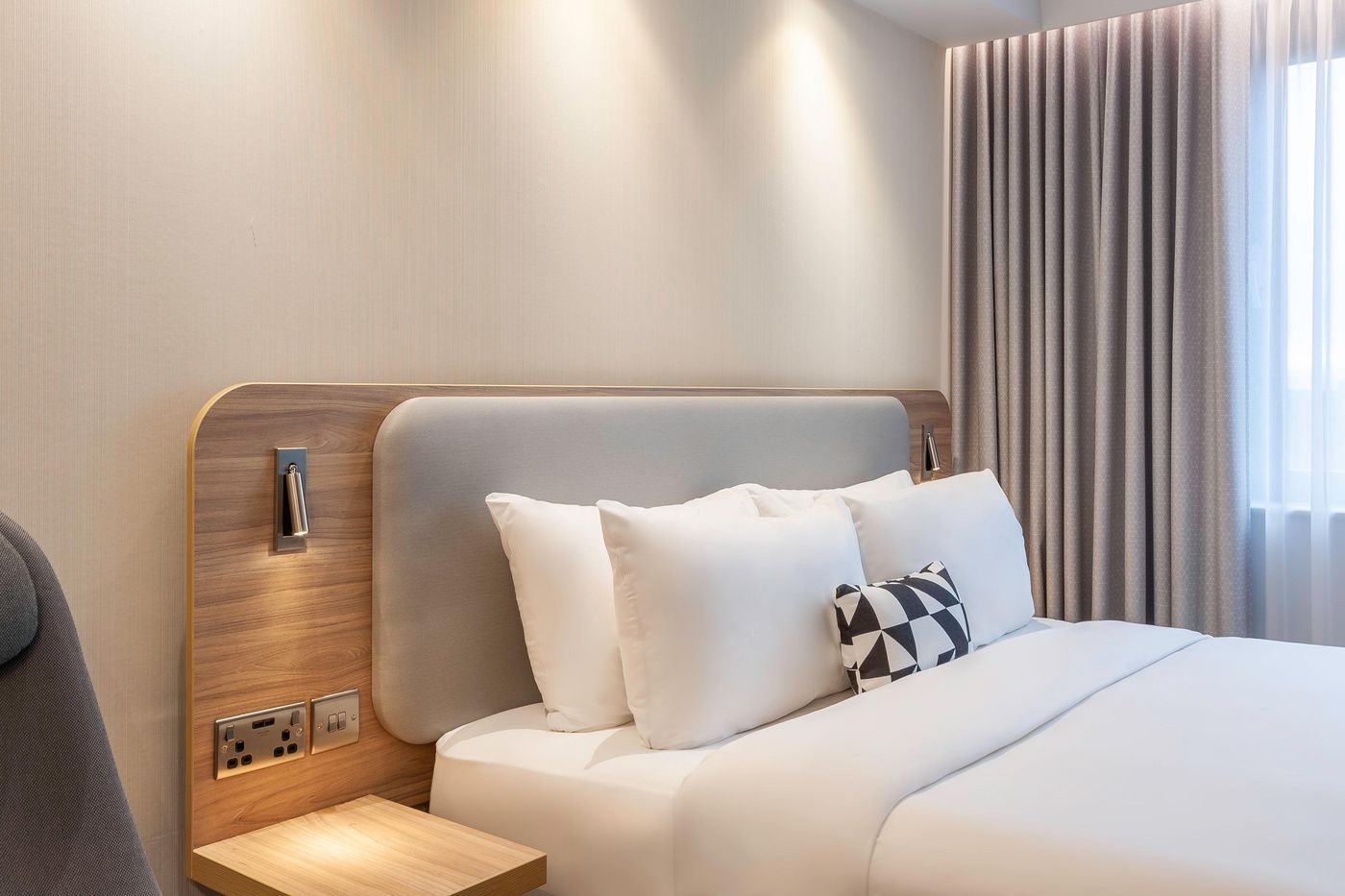 Holiday-Inn-Express-Hotel-Dublin-Airport-Room-32