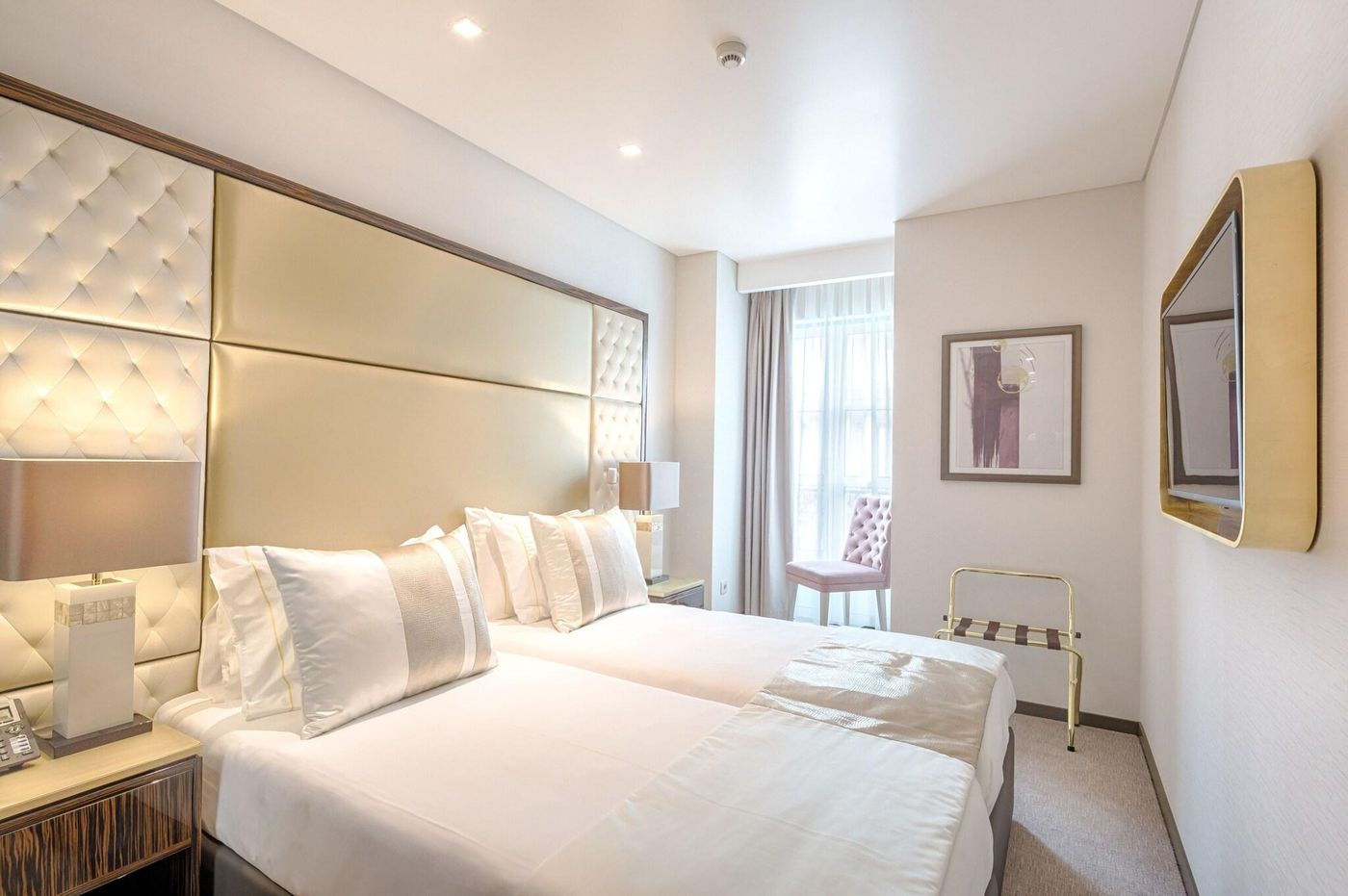 Meraprime-Gold-Design-Hotel-Room-24