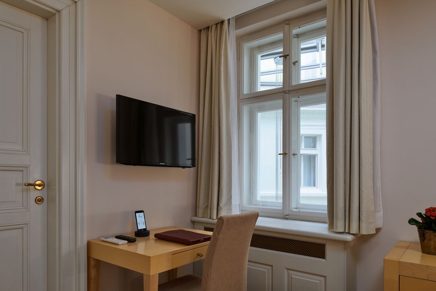Ventana-Hotel-Prague-Room-19