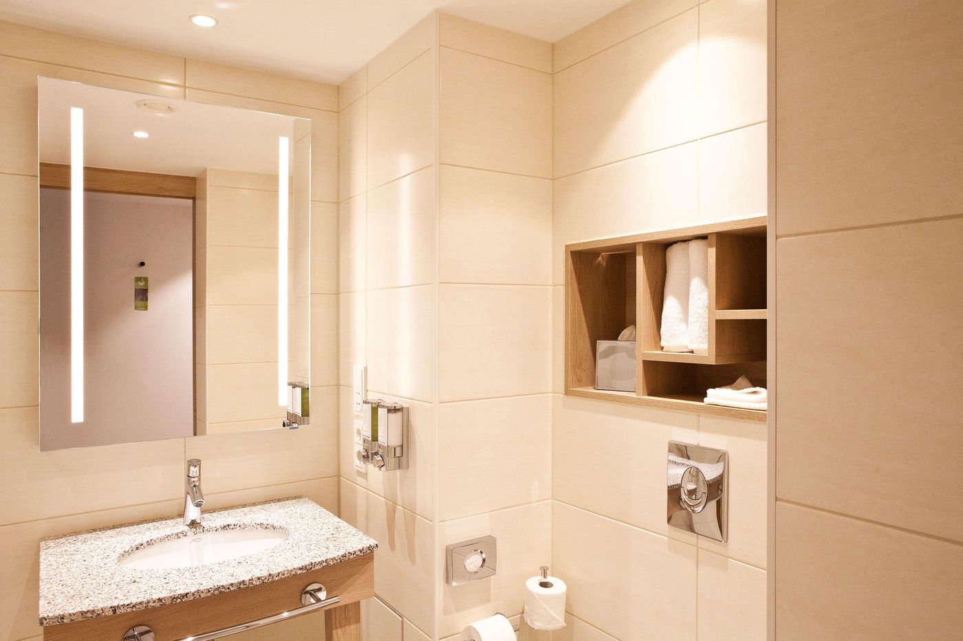 Hampton-by-Hilton-Berlin-City-East-Side-Gallery-Room-18