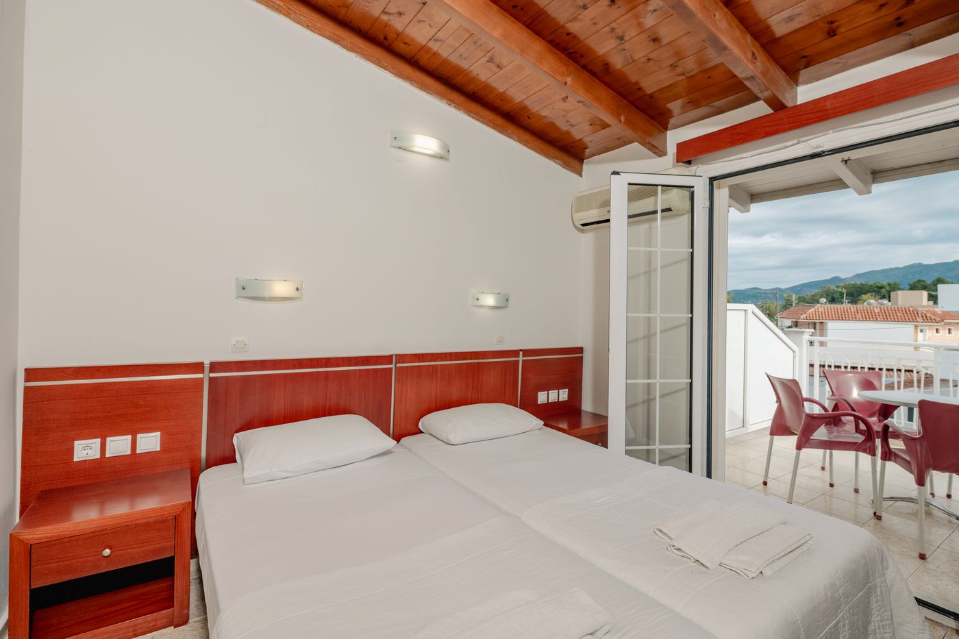 Canadian-Hotel-Room-25