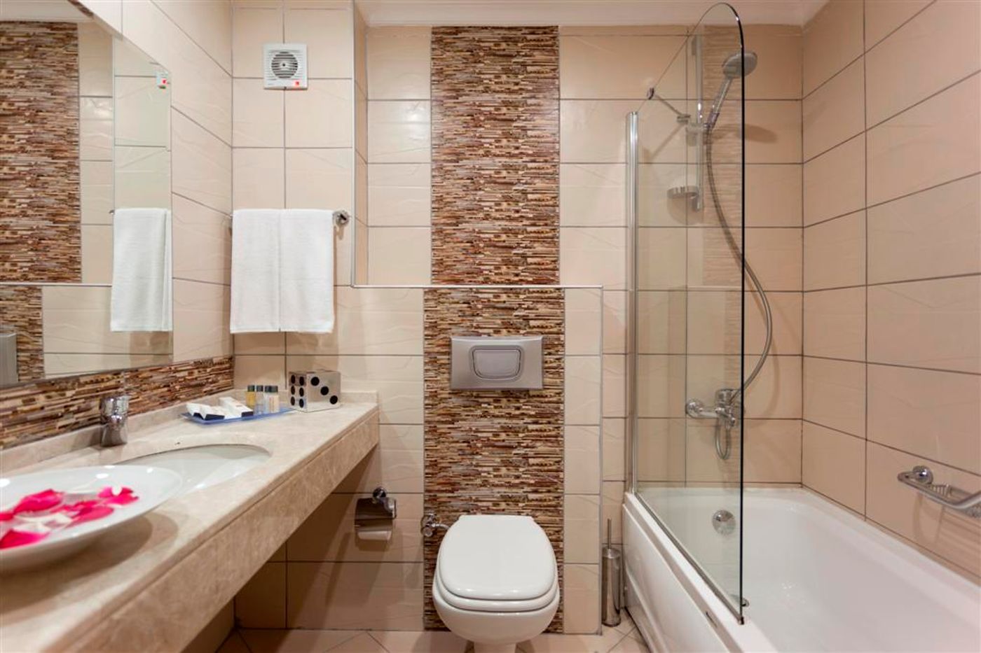 Xperia-Kandelor-Hotel-Room-13