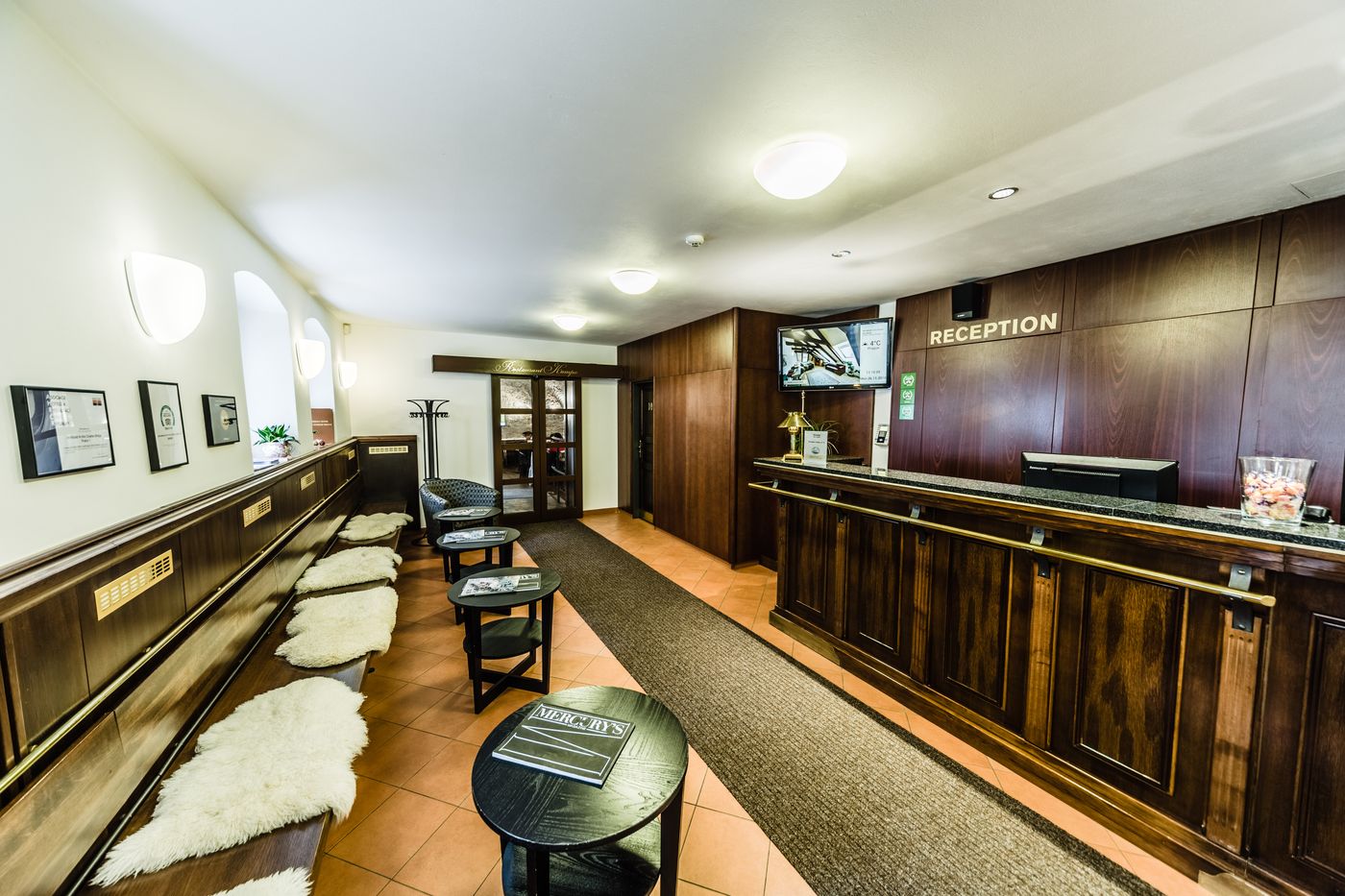 Archibald at the Charles Bridge-Czech Republic-PRAGUE-Lobby-7