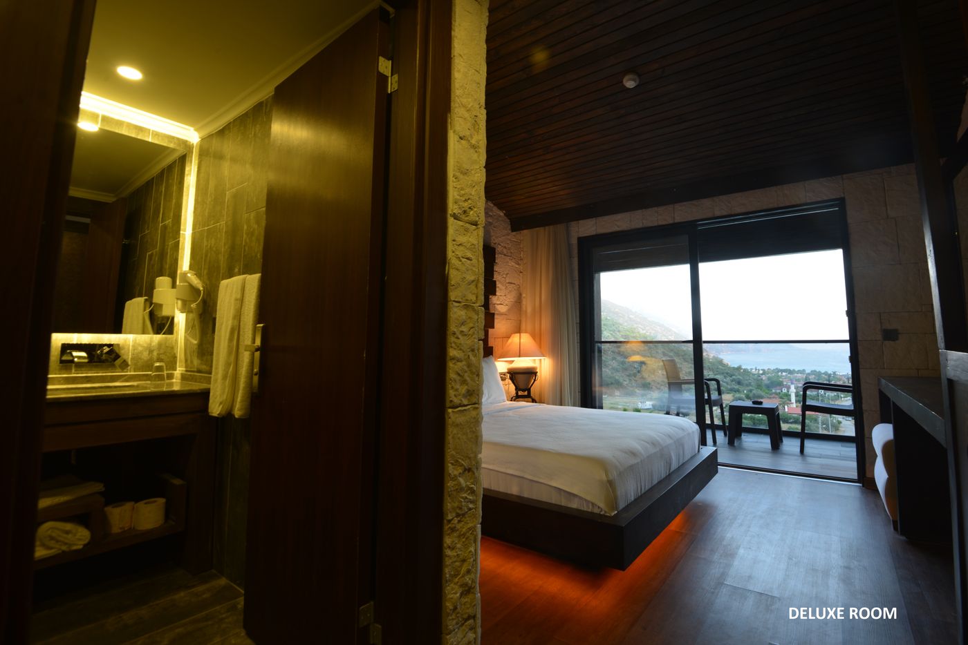 Manaspark-Deluxe-Hotel-Room-43