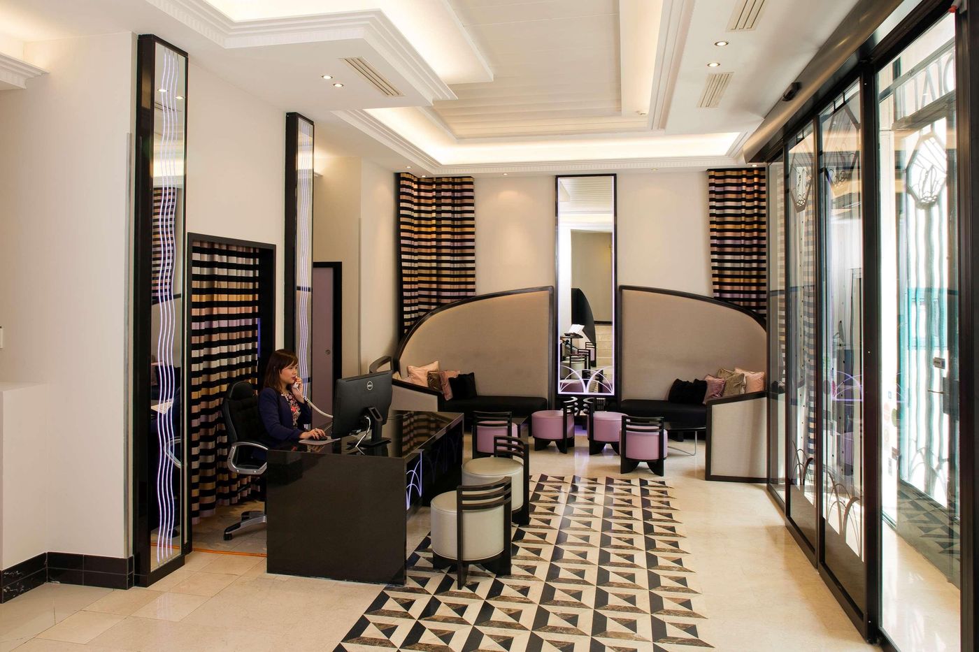 Best-Western-Premier-Mondial-Lobby-61