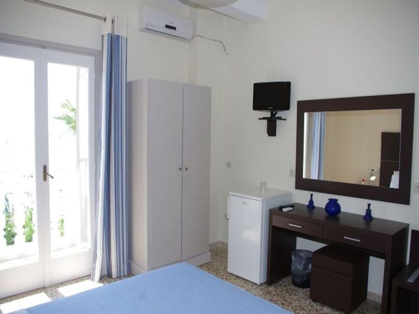 Kamari-Blu-Boutique-Hotel-Room-11