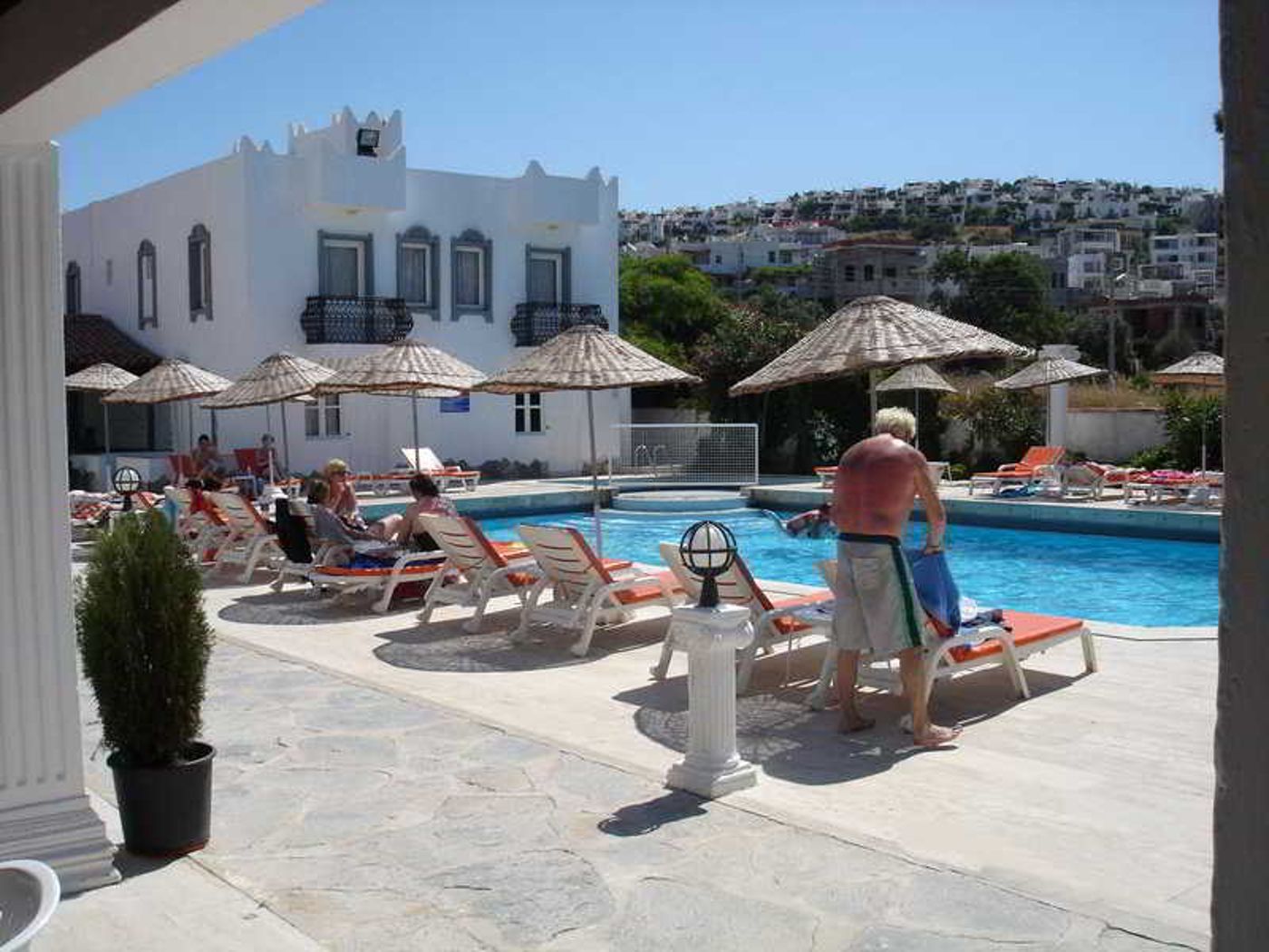 Siesta-Beach-Apart-Pool-11