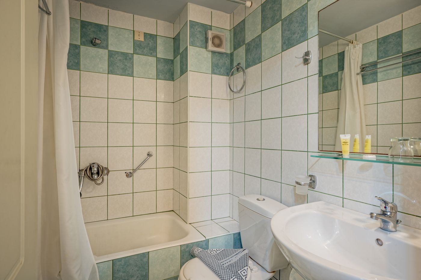 Lefkoniko-Bay-Room-16