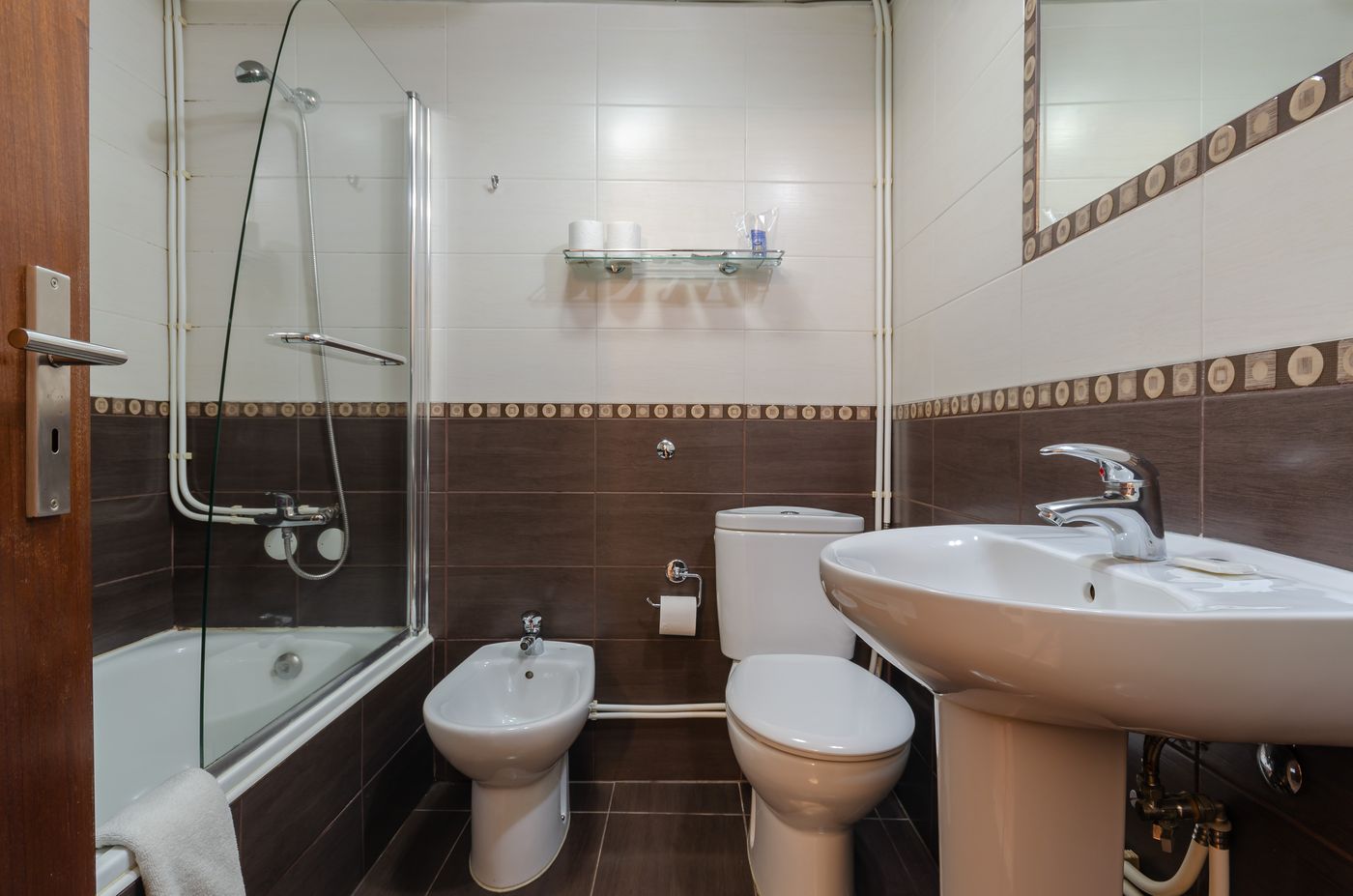 Dinya-Lisbon-Hotel---Lounge-Bar-Room-32