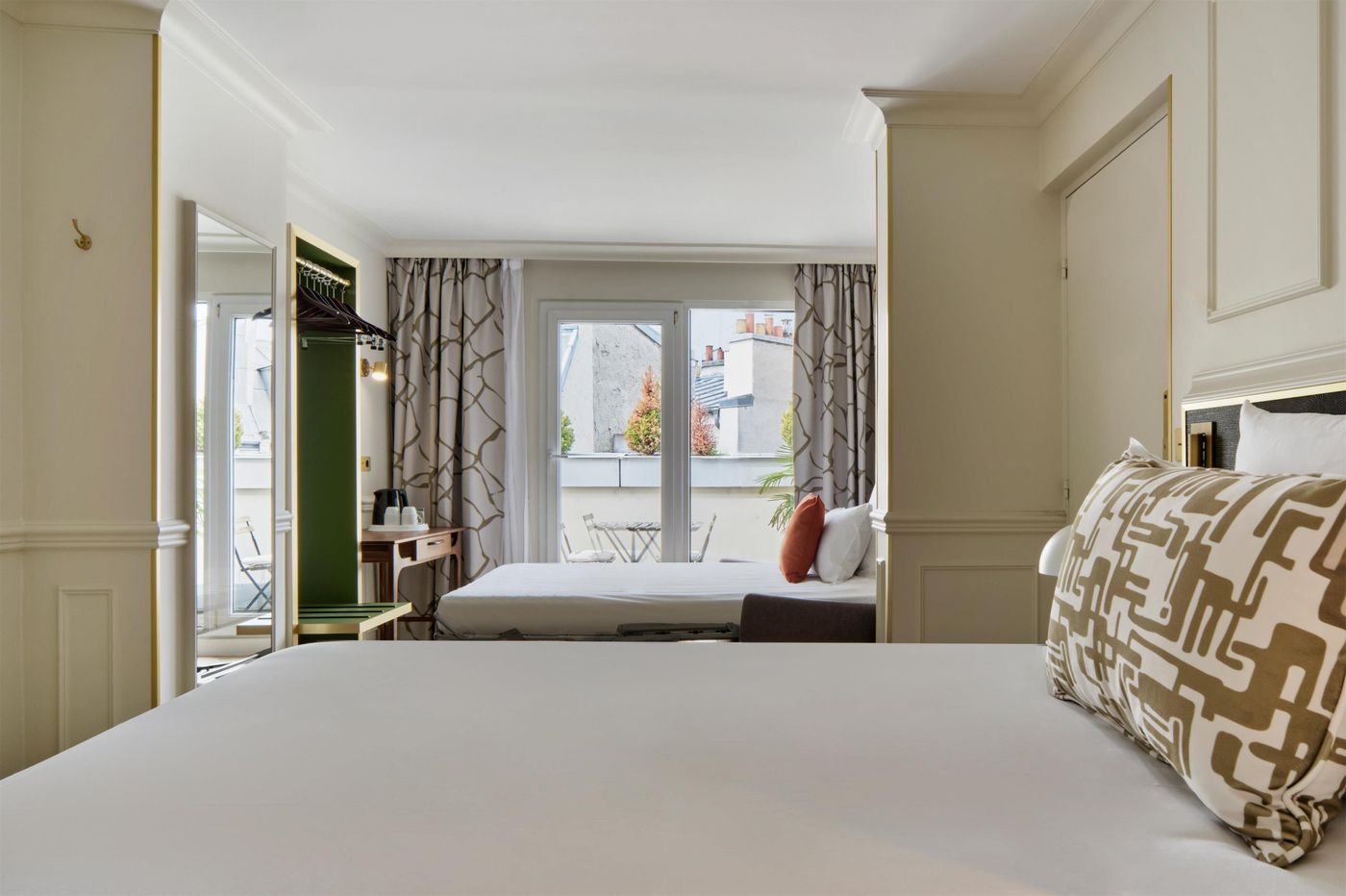 Moulin-Plaza-Room-39